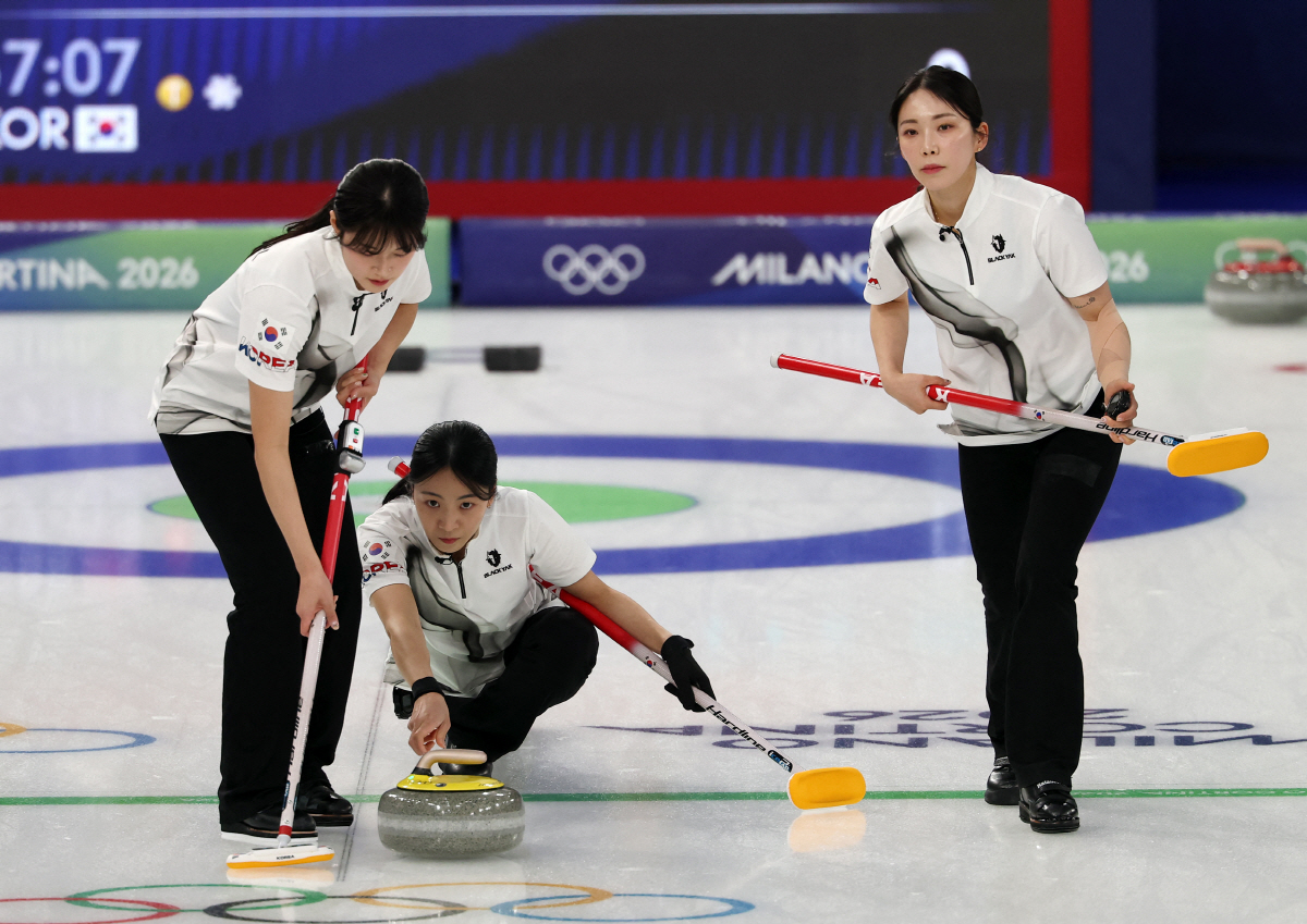 "초대박!" 사상 첫 金 노리는 대한민국 컬링 미쳤다…'디펜딩 챔피언' …