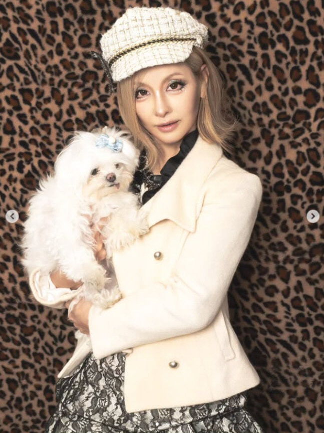 이미숙, 환갑 넘겨 시도한 '갸루 메이크업'…마른 몸매에 망사킹스타킹까지…