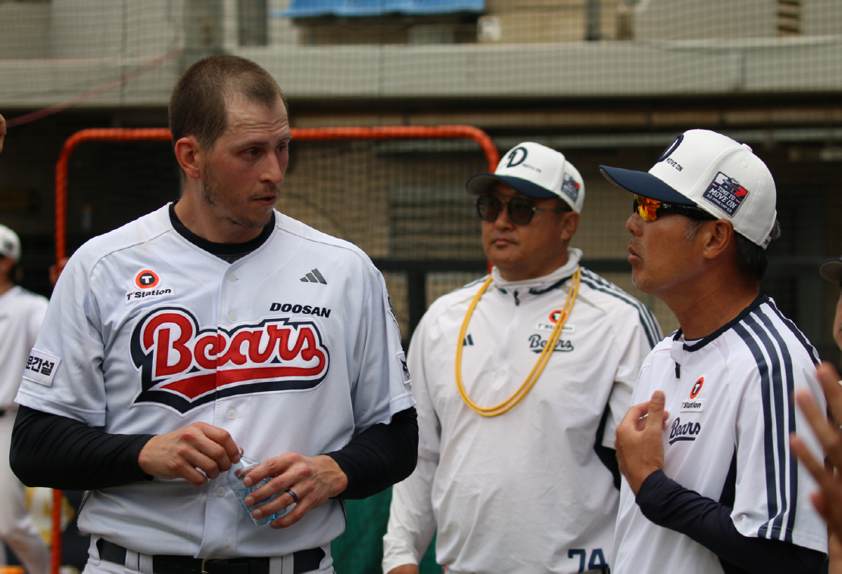 "커브가 하늘에서 떨어지는 것 같다" 두산 에이스가 더 강해져 돌아왔다,…