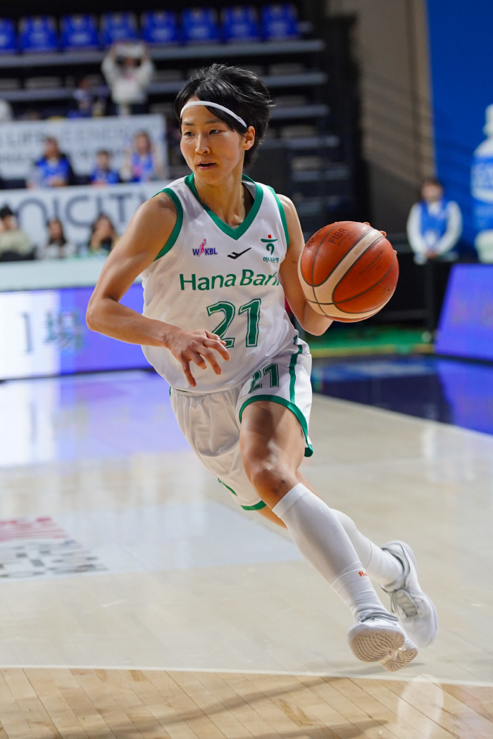 이이지마 사키 16득점. 하나은행, 우리은행 26점 차 완파 단독 1위 탈환