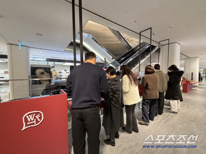 '왓더퓸', 갤러리아 팝업 완판 성과…더현대 서울 비클린으로 이어간다