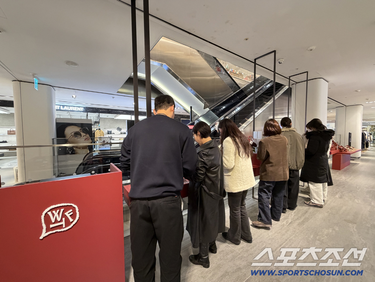 '왓더퓸', 갤러리아 팝업 완판 성과…더현대 서울 비클린으로 이어간다