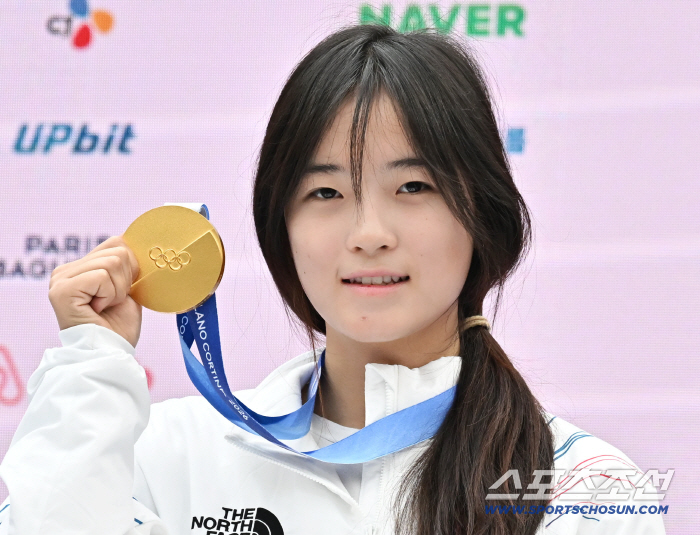 파이프 위에선 '겁 없는 여왕'→스노보드 없으면 '낭랑 17세'..."친구들과 파자마 파티하기로" 최가온, 금메달 후 꿀 같은 휴식 예고[밀라노 현장]