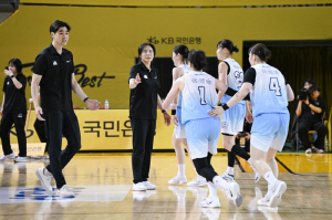 끝없이 견딘 극심한 성장통 신한은행. 결국 선두 KB 제압 대이변 만들었다