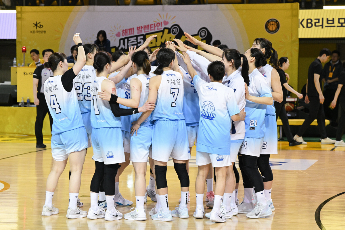 끝없이 견딘 극심한 성장통 신한은행. 결국 선두 KB 제압 대이변 만들었…