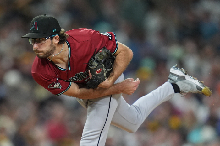 켈리가 돌아오자 갤런도 욕심 버렸다, 7개월만에 다시 뭉친 131승 원투펀치..."번스 올 때까지 버텨줘"