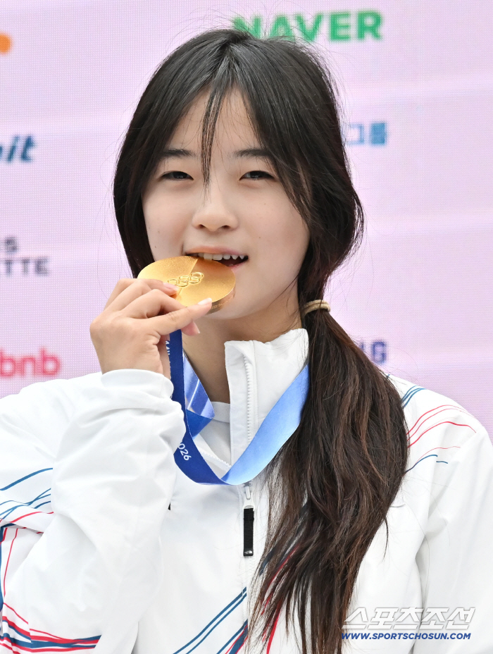 금메달리스트인데 "지금보다 더 잘 타고 싶다" 최가온, 金 넘는 또 하나의 목표 예고..."꿈 빨리 이뤄 영광"[밀라노 일문일답]