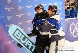金 최가온 챙긴 '명문대 출신' 日 '엄친딸' 스노보더 화제 만발! 태극기 잡아주고→영어로 인터뷰 진행