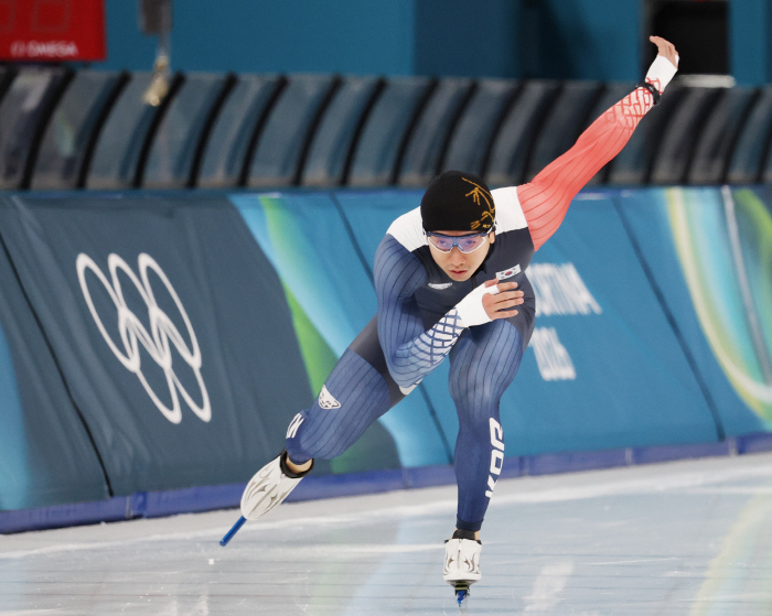 [밀라노LIVE]"간절했던 포디움, 아깝다! 김준호" 4번째 올림픽 빙속 500m 12위, 2005년생 구경민 15위...괴력의 美 조던 스톨츠 2관왕!