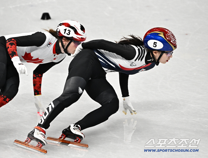 [밀라노 LIVE]'최민정 찢었다!' 태극낭자들, 여자 계주 3000m 완벽 레이스...1위로 '결선 진출'