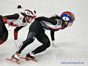 [밀라노 LIVE]'최민정 찢었다!' 태극낭자들, 여자 계주 3000m 완벽 레이스...1위로 '결선 진출'
