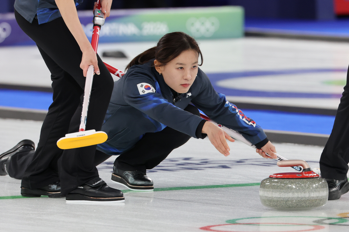 [밀라노LIVE]"샷성공률 80%" 女컬링,'센터본능'덴마크와 대혈투 끝…