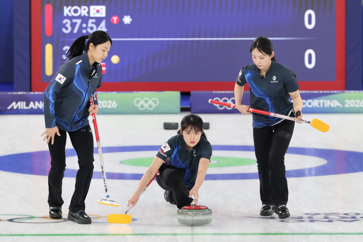 [밀라노LIVE]"샷성공률 80%" 女컬링,'센터본능'덴마크와 대혈투 끝…