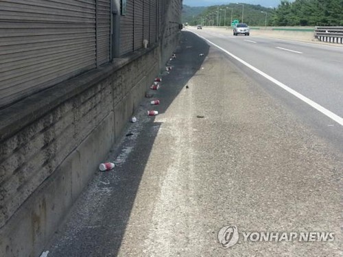 작년 고속도로 쓰레기 수거량 1만t…설 연휴 급증, 일평균 2배