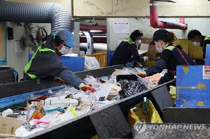 저임금에 유리·바늘에 찔리는 재활용 노동자…첫 정부 실태조사