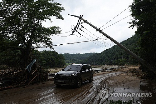 마포구서 마을버스 충돌로 전신주 넘어져…도로 통제