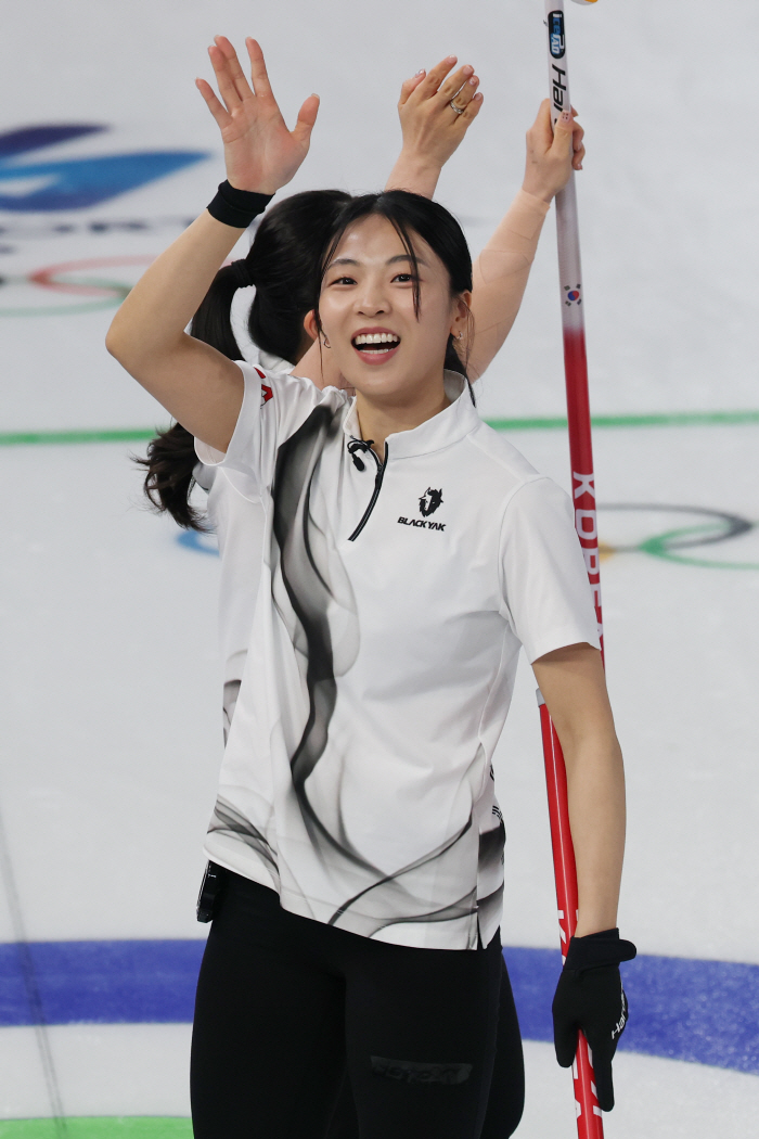 日 열렬히 환호 "한국은 아이돌이 컬링", "너무 귀여워"...'운명의 한일전' 패배도 뒷전, 일본도 오로지 관심은 韓 컬링 선수뿐