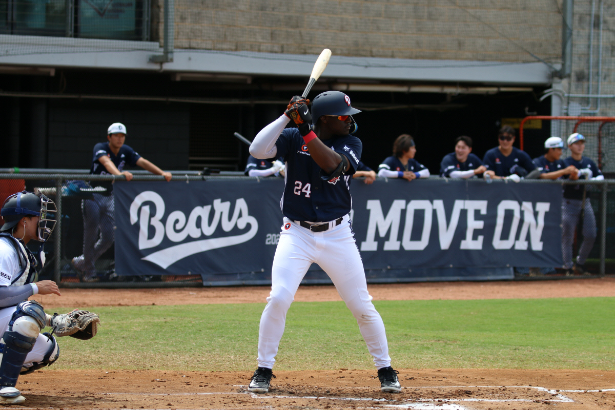 "우리 메롱이!" 두산 선수들은 왜, 청백전 안타 친 외인 타자 기념구까…