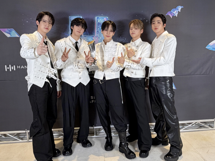 위아이, '한터뮤직어워즈' 포스트 제너레이션 수상…"앞으로 더 기대되는 팀"