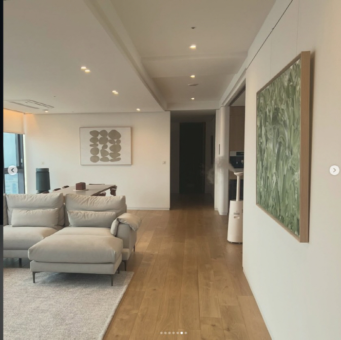 '초호화 결혼' 김옥빈, 통창 너머 도심뷰 신혼집…"제가 그린 그림도"