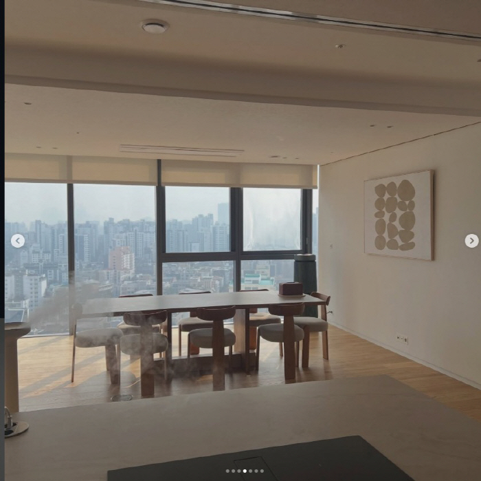 '초호화 결혼' 김옥빈, 통창 너머 도심뷰 신혼집…"제가 그린 그림도"