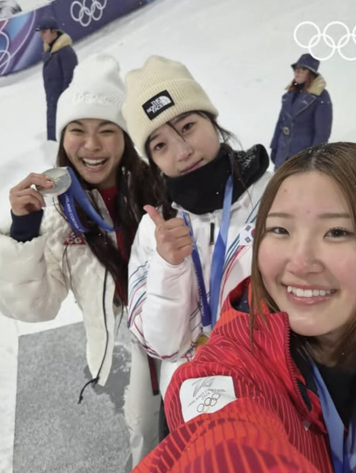 日 폭발 "김연아 뛰어넘을 스타", "존중하는 모습까지 아름다워!" 일본 팬들 탄성 자아낸 사진 공개