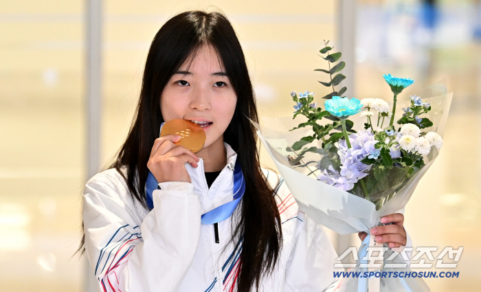 "한국 오니까 더 실감난다" 세계 최강 '금메달''한국 고딩 스노보더 최가온 금의환향..."할머니가 해준 육전 제일 먹고파"