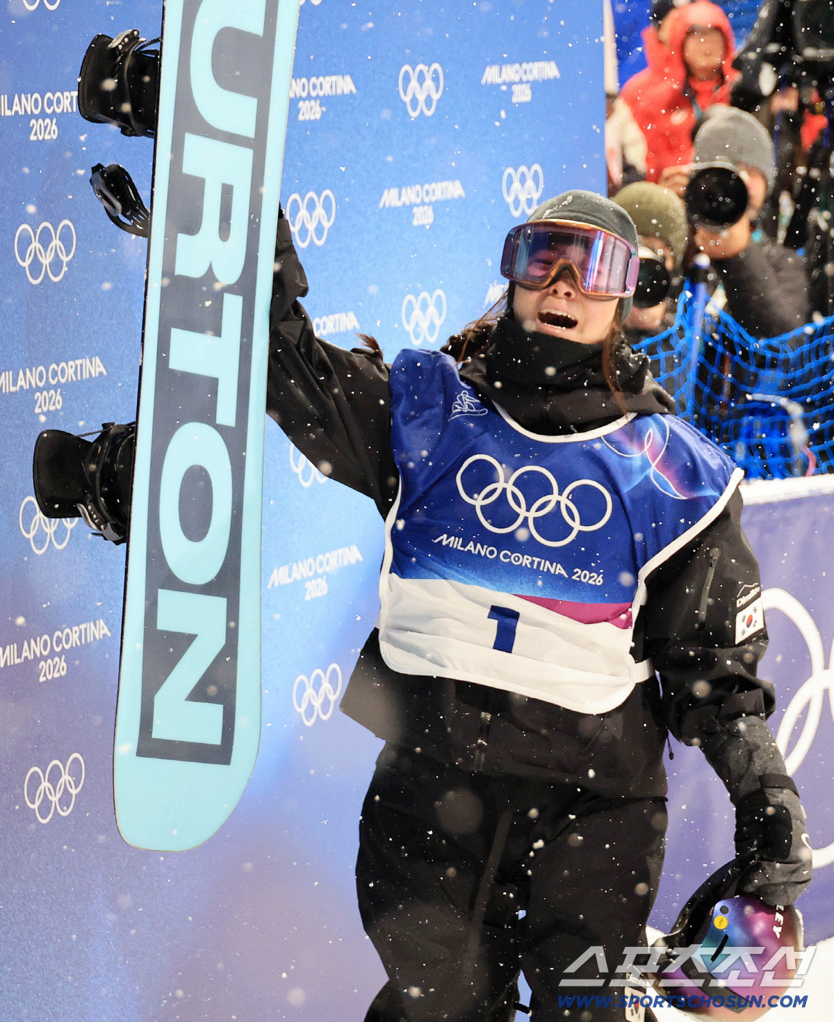 플래시 세례 속 '금메달 깨문'...17세 소녀 최가온, 당당히 금의환향