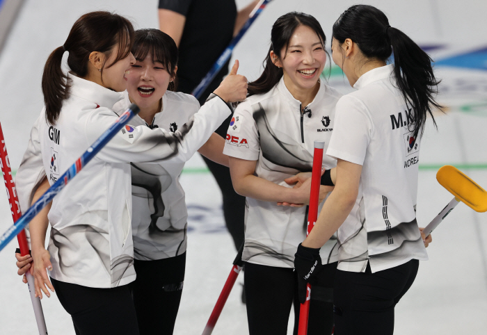한국이 일본 박살냈는데..."귀여워!", "날카로운 눈빛 멋있어" 日 열광의 도가니, 해설진은 "위협이다"