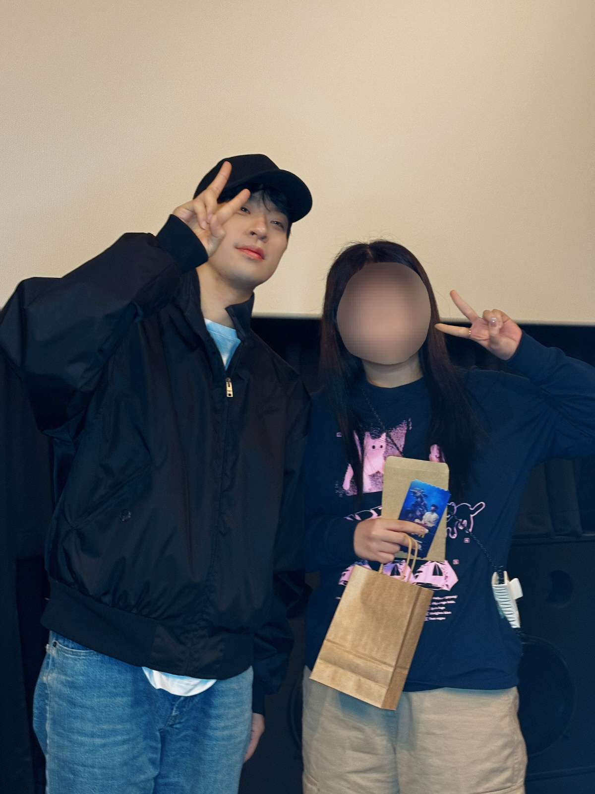 박정민, '퇴사' 충주맨과 약속 지켰다…'휴민트' 1인 무대인사 뜨거운 …