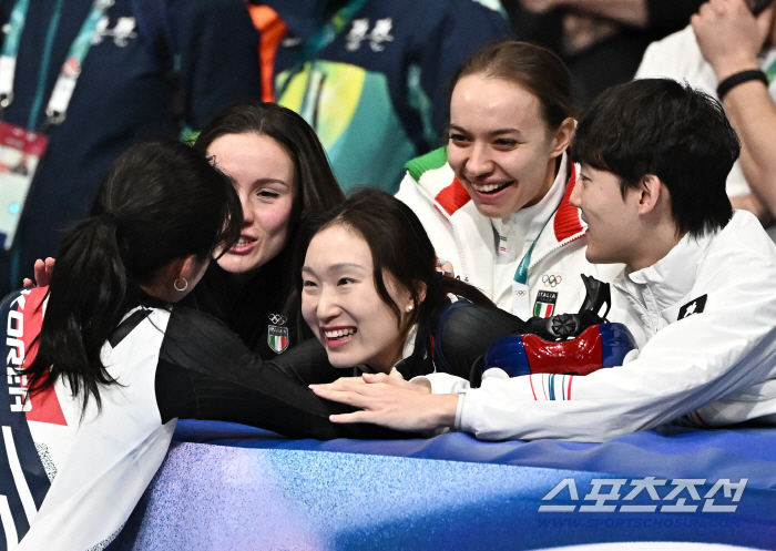 "너무 뿌듯하고 자랑스러워" '후배' 김길리 안아준 최민정, 아쉬운 탈락에도 절치부심..."주종목, 준비한 거 최대한 보여줄 것"[밀라노 현장]