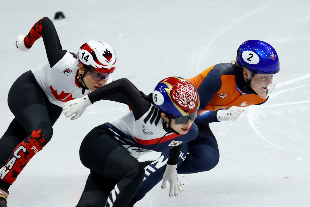 "울지마! 람보르길리...넌 최고야!" 1000m서 또 넘어진 김길리, …