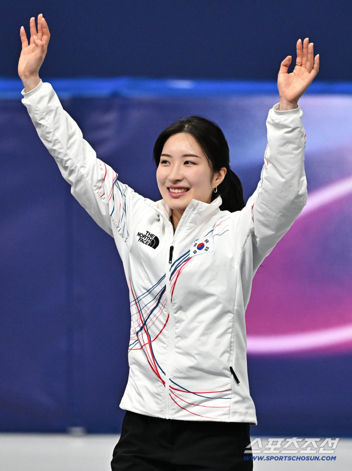 시상대 위에 우뚝 '꼬마 소녀'→오뚝이처럼 일어난 올림픽 메달리스트..."믿고 보는 선수 되고파" 김길리, 어려움 속 각오 지켰다[밀라노 스토리]