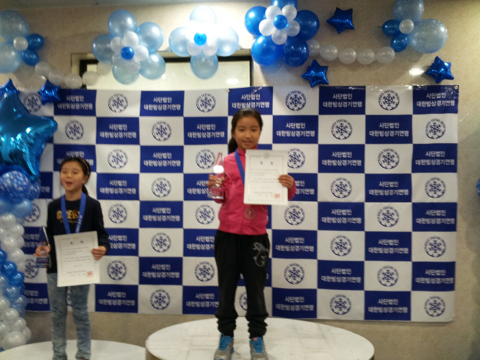 시상대 위에 우뚝 '꼬마 소녀'→오뚝이처럼 일어난 올림픽 메달리스트...