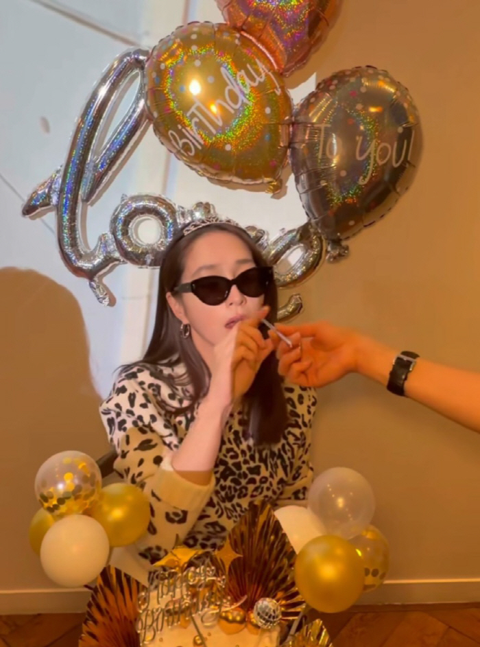 제니·이민정 그리고 장윤정까지…'입에 초' 생일 퍼포먼스 또 시끌