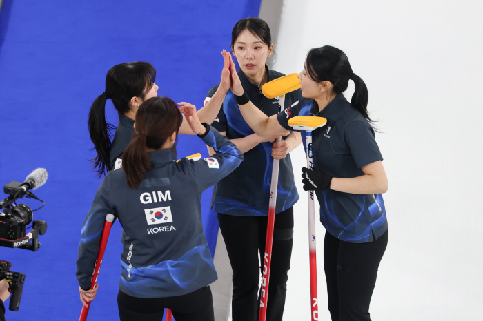 日 제압하고, 中까지 격파! '컬링계 아이돌' 한국 여자 컬링 '5G', 중국전 10-9 극적 승리...2연승 질주[밀라노 현장]