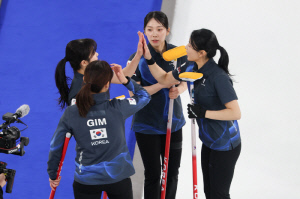 日 제압하고, 中까지 격파! '컬링계 아이돌' 한국 여자 컬링 '5G', 중국전 10-9 극적 승리...2연승 질주[밀라노 현장]