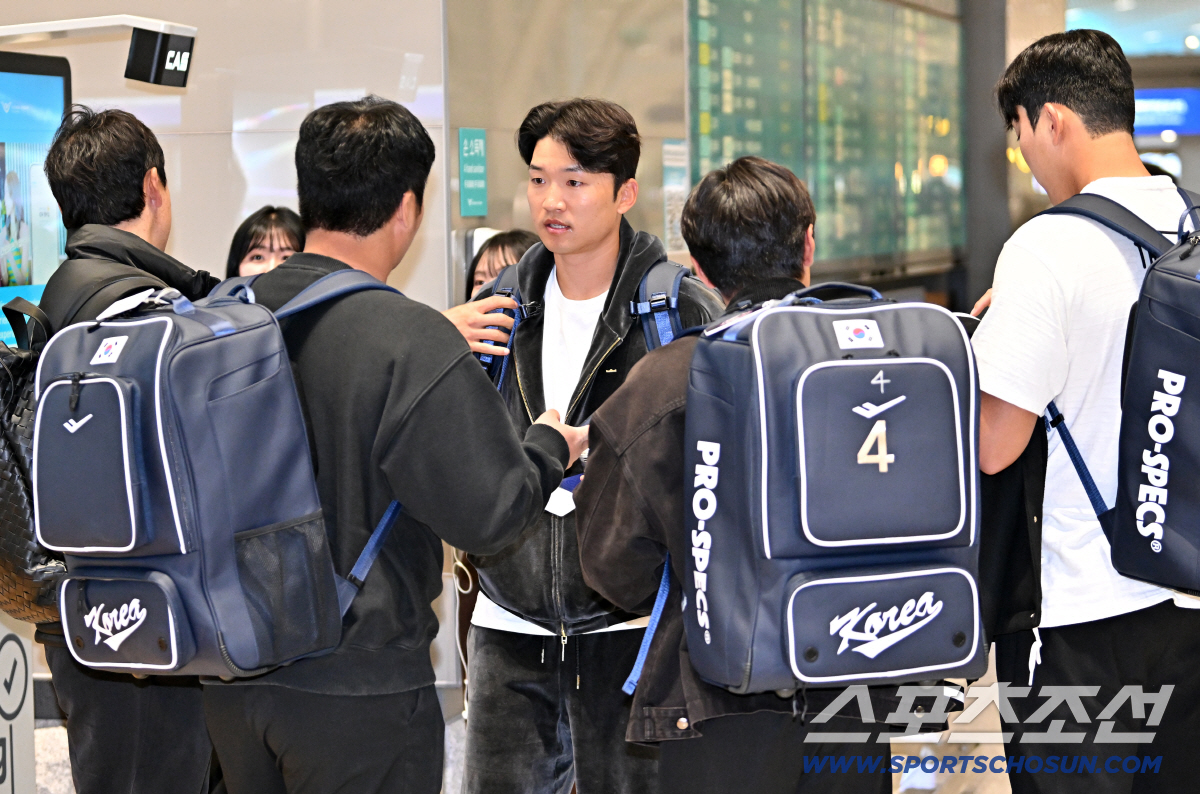 야구 잘한 죄? 또 LG냐...30명 중 7명이 쌍둥이 국대, 웃어야 해…