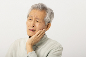 [설 연휴 응급대처-치주질환] 심한 경우엔 얼굴도 부어…바로 치과 가야 하는 증상은?