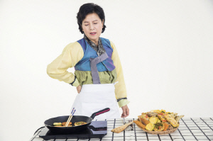 [설 연휴 응급대처-허리통증] 반드시 병원을 방문해야 하는 요통 신호는?