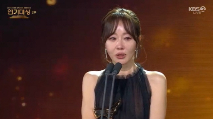 감정 못 추스르고 펑펑..'연기대상' 엄지원, 故 이순재 추모영상에 오열한 이유는?(라스)