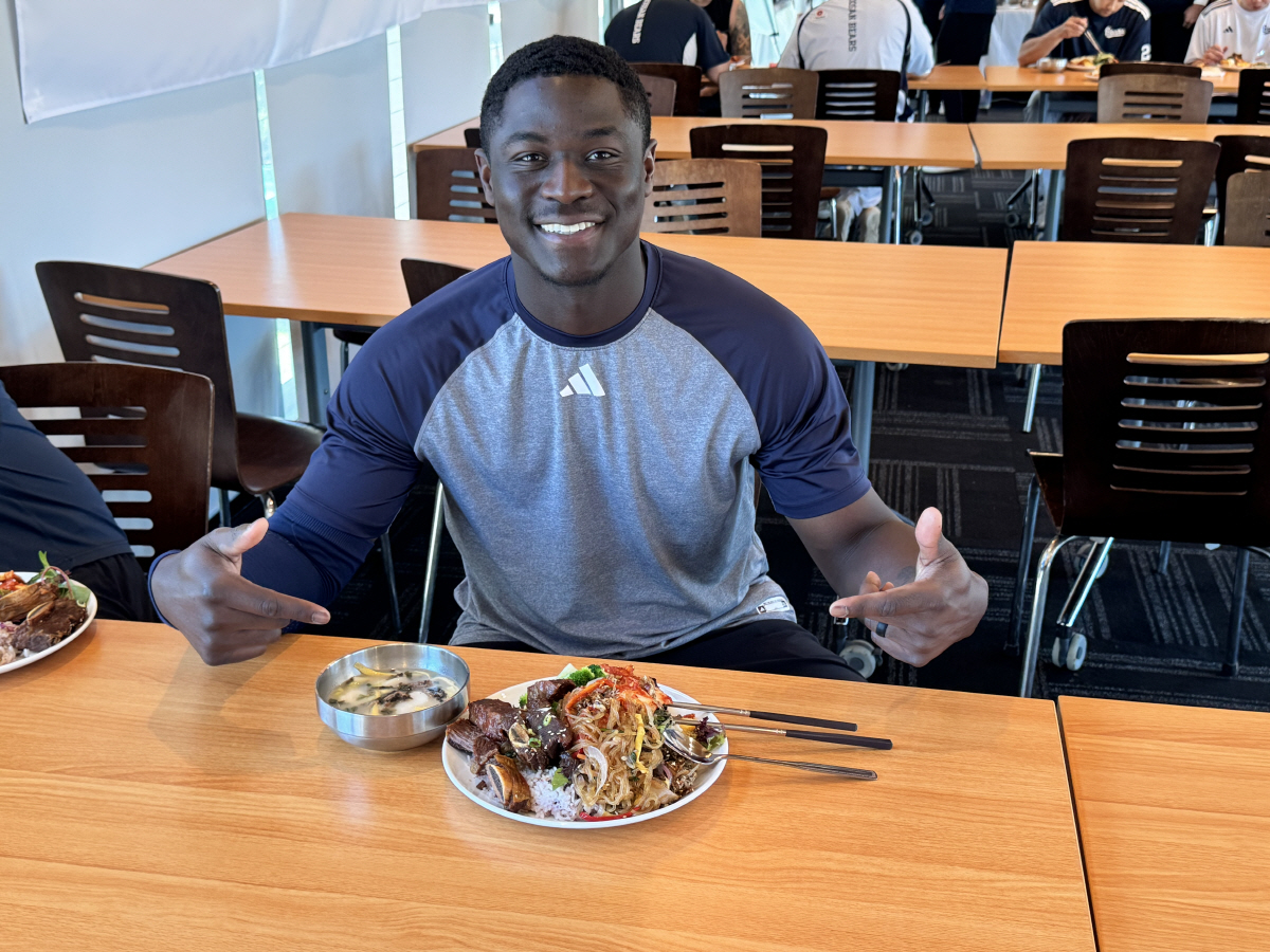 "이 쫄깃한 식감 뭐야" 태어나서 처음 먹어본 떡국, 두산 외인 타자는 …