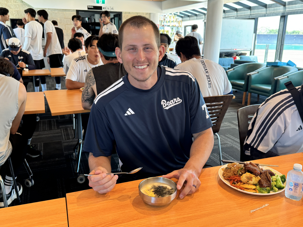 "이 쫄깃한 식감 뭐야" 태어나서 처음 먹어본 떡국, 두산 외인 타자는 …