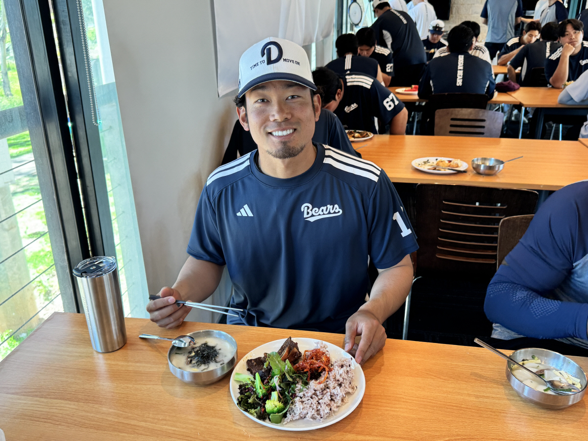 "이 쫄깃한 식감 뭐야" 태어나서 처음 먹어본 떡국, 두산 외인 타자는 …