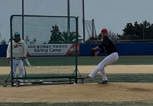 '벌써 146km' 두산 방출 1m95 장신투수, 웨일즈 첫 피칭 압도적 구위, 드디어 잠재력 터뜨리나