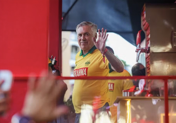 바람둥이 이미지는 어쩌라고…"안첼로티, 세 여인과 동시 키스 사진은 가짜…