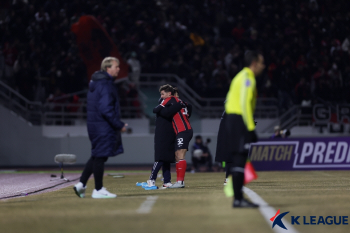 '충격의 후반 추가 시간' FC서울 다 잡았던 승리 놓쳤다…日 히로시마와…