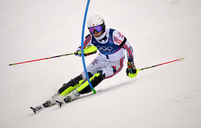 미쳤다! "메달 못 따니까 필요 없어"→"장비 숲속에 내던지고 눈밭에 털썩"...올림픽에서 드러누워 버린 사연