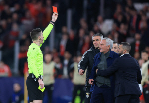 '리스본 이변은 다시 없었다' 레알 마드리드 비니시우스의 원더골 한방 인종차별 주장 10분 보이콧, '무리뉴 퇴장' 벤피카 1-0 격파, UCL 16강 성큼