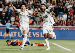 대박! 첫 경기부터 '흥부 듀오' 합작골 폭발...손흥민, 킥오프 24분만에 1골-2도움 부앙가 2골 '맹활약'